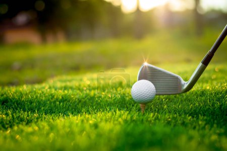 Golf piłka zbliżyć się na trawie tee na zamazanym pięknym krajobrazie tła golfowego. Koncepcja sportu międzynarodowego, które opierają się na umiejętnościach precyzyjnych dla relaksu zdrowotnego.