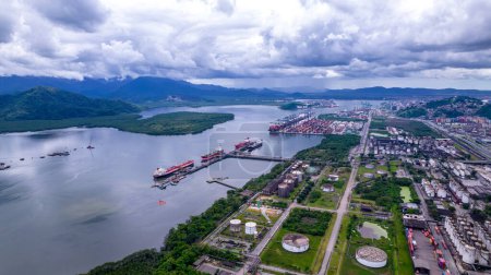 Téléchargez les photos : Porto Alemoa à Santos, Brésil. Zone industrielle maritime. Conteneurs, réservoirs de pétrole et de gaz et camions. - en image libre de droit