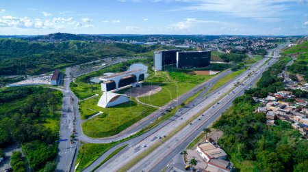 Foto de BH, Minas Gerais, Brasil - 12, 2022: Vista aérea del gobierno estatal de la Administración Municipal de Minas Gerais, Proyecto arquitecto brasileño Oscar Niemeyer. Administración vista de la ciudad en un hermoso día. - Imagen libre de derechos