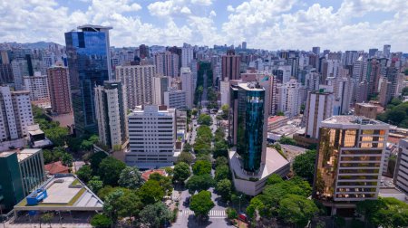 Foto de Vista aérea de la región central de Belo Horizonte, Minas Gerais, Brasil. Edificios comerciales en Avenida Afonso Pena - Imagen libre de derechos