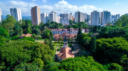 Foto de Aerial view of Parque Vicentina Aranha, in Sao Jose dos Campos, Brazil. Chapel and Old Sanatorium. - Imagen libre de derechos