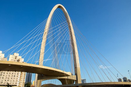Foto de Cable-stayed bridge in Sao Jose dos Campos known as the innovation arch. - Imagen libre de derechos