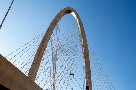 Téléchargez les photos : Cable-stayed bridge in Sao Jose dos Campos known as the innovation arch. - en image libre de droit