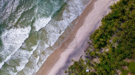 Luftaufnahme des paradiesischen Strandes von Itacarezinho, Itacare, Bahia, Brasilien. Touristischer Ort mit Meer und Vegetation. Ansicht von oben.