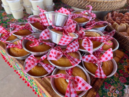 Téléchargez les photos : Fête brésilienne de juin, thème festa junina, avec des bonbons typiques, gâteau, pop-corn, cacahuètes et Pacoca sur nappe en coton - en image libre de droit