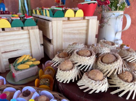 Téléchargez les photos : Fête brésilienne de juin, thème festa junina, avec des bonbons typiques, gâteau, pop-corn, cacahuètes et Pacoca sur nappe en coton - en image libre de droit