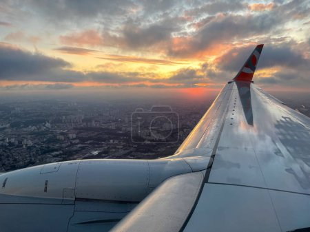 Téléchargez les photos : Vue depuis la fenêtre d'un avion. turbine d'un avion sous le Sao Paulo, Brésil. Au coucher du soleil. - en image libre de droit