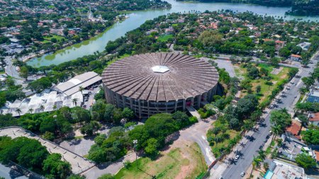 Foto de Vista aérea del estadio de fútbol Mineirao, Mineirinho con la laguna Pampulha al fondo, Belo Horizonte, Brasil. - Imagen libre de derechos