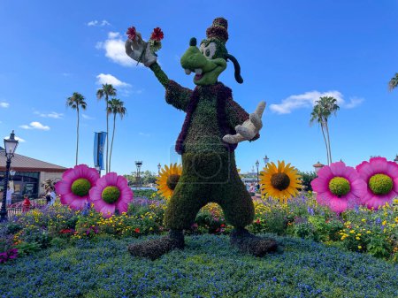 Téléchargez les photos : Orlando, Floride, États-Unis - 05, 2023 : EPCOT Center Theme. Walt Disney World. Dingo dans le jardin. À Orlando, en Floride - en image libre de droit