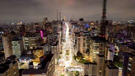 Foto de Vista aérea de la Av. Paulista en Sao Paulo, SP. Avenida principal de la capital. Foto por la noche, con luces de coche. - Imagen libre de derechos