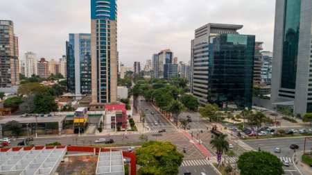 Foto de Vista aérea de Avenida Brigadeiro Faria Lima, Itaim Bibi. Edificios comerciales icónicos en el fondo. Con espejo de vidrio. - Imagen libre de derechos