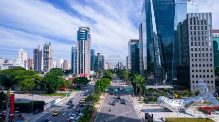 Téléchargez les photos : Vue aérienne de l'Avenida Brigadeiro Faria Lima, Itaim Bibi. Bâtiments commerciaux emblématiques en arrière-plan. Avec miroir de verre. - en image libre de droit