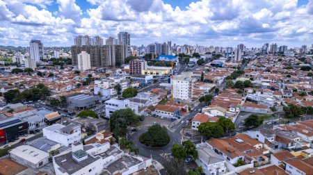 Vue aérienne du parc Taquaral à Campinas, Sao Paulo. En arrière-plan, le quartier de Cambui.