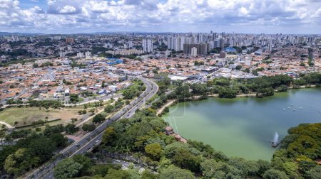 Luftaufnahme des Taquaral Parks in Campinas, Sao Paulo. Im Hintergrund die Nachbarschaft von Cambui.
