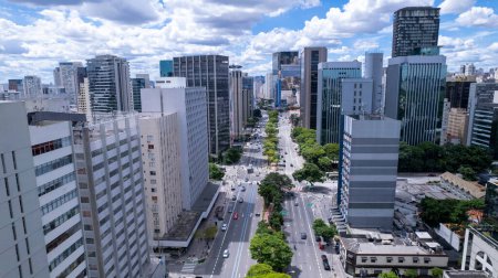Foto de Vista aérea de Avenida Brigadeiro Faria Lima, Itaim Bibi. Edificios comerciales icónicos en el fondo - Imagen libre de derechos