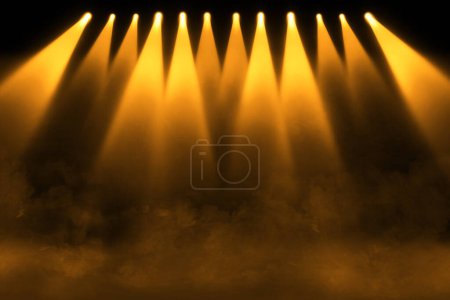 Téléchargez les photos : Fumée sur fond noir avec projecteur jaune - en image libre de droit