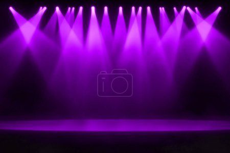 Foto de Etapa vacía con foco púrpura - Imagen libre de derechos