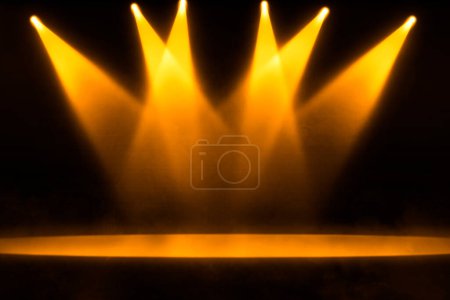 Téléchargez les photos : Fond de scène avec projecteur jaune - en image libre de droit