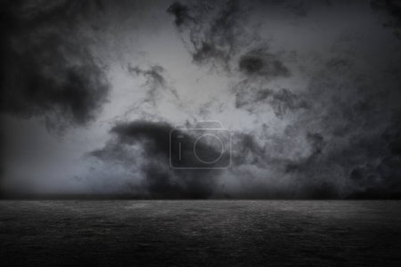 Téléchargez les photos : Fond abstrait sombre avec des nuages orageux - en image libre de droit