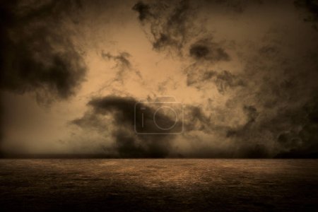 Foto de Nubes oscuras en el cielo. Fondo de naturaleza - Imagen libre de derechos