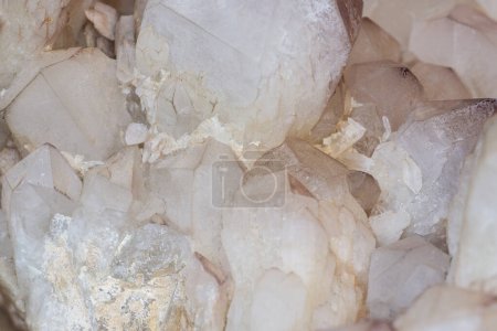 Foto de Natural raw quartz crystal cluster. Prism-shaped natural mineral stone - Imagen libre de derechos