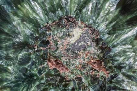 Téléchargez les photos : Sérapinite russe naturelle (clinochlore) pierre minérale avec des inclusions blanc argenté de mica ressemblant aux ailes d'un ange - en image libre de droit