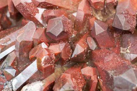 Téléchargez les photos : A cluster of opaque ferruginous quartz crystals - en image libre de droit
