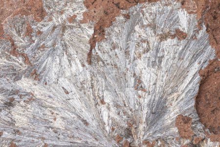Foto de Pirolusita. Mineral de manganeso con brillo metálico y textura gris acero - Imagen libre de derechos