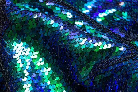 Foto de Textura brillante con muchas lentejuelas coloridas que se asemejan a la escala de reptiles - Imagen libre de derechos