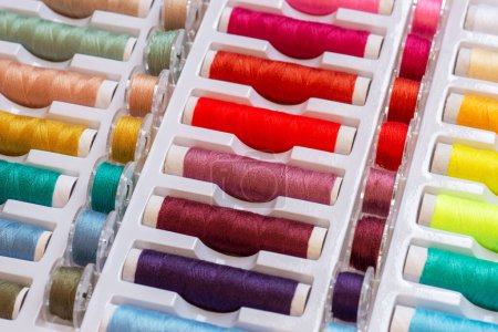 Foto de Un conjunto de hilos de colores y bobinas de plástico para máquinas de coser - Imagen libre de derechos