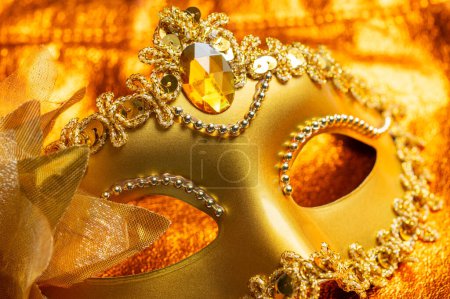 Wunderschön verzierte Karnevalsmaske auf goldenem Hintergrund