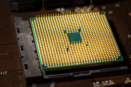 Vista inferior del procesador de computadora con alfileres dorados