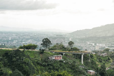 Téléchargez les photos : Vue panoramique sur le pont elicoïdal situé dans dosquebradas risaralda, en arrière-plan la ville de pereira. - en image libre de droit