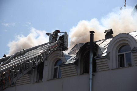 Feuer im Kirchentempel. Die Kathedrale steht in Flammen. Starker Rauch im Tempelbereich. Das Dach der Kathedrale fing Feuer. Feuer in der Kirche.