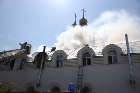 Feuer im Kirchentempel. Die Kathedrale steht in Flammen. Starker Rauch im Tempelbereich. Das Dach der Kathedrale fing Feuer. Feuer in der Kirche.