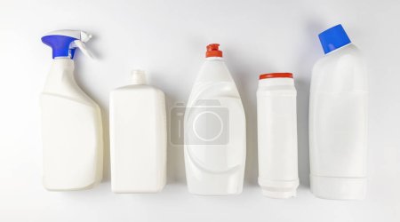 Foto de Frascos de plástico blanco con detergentes para limpieza y lavado. El concepto de cuidado de la casa y las cosas en la casa - Imagen libre de derechos