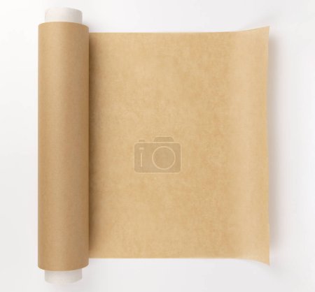 Téléchargez les photos : Un rouleau déroulé de papier parchemin. Papier sulfurisé pour la cuisson. Le concept de la combustion pendant la cuisson - en image libre de droit