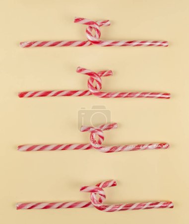 Foto de Piruletas de caramelo aisladas sobre fondo beige - Imagen libre de derechos