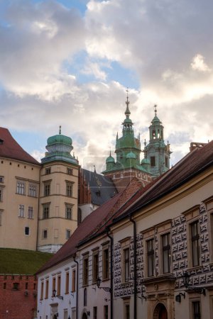 Foto de Cracovia - vista de los edificios antiguos y el Castillo Real de Wawel - Imagen libre de derechos