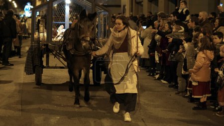 Téléchargez les photos : Procession festive olentzero le 24 décembre 2022 dans la ville de Pampelune Navarre. Pays basque - en image libre de droit