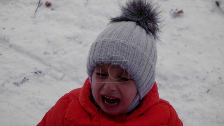 Foto de A child cries in the winter in the forest - Imagen libre de derechos