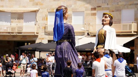 Foto de Fiesta de Bario Mutilva (Navarra) 25 de junio de 2023.Danza de los gigantes en la Plaza Mutiloa - Imagen libre de derechos