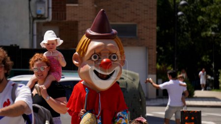 Téléchargez les photos : Kilimkii en costume de clown, aux festivités de la Mutilva (Navarre) 25 juin 2023 année - en image libre de droit