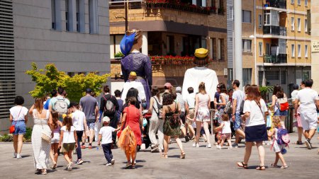 Foto de Fiesta de Bario Mutilva (Navarra) 25 de junio de 2023.Danza de los gigantes en la Plaza Mutiloa - Imagen libre de derechos
