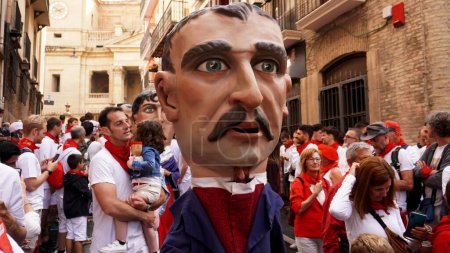 Foto de Cabeza Grande: Consejero entre muchas personas en la salida de Gigantes.Festivales San Fermín Pamplona. NavarreJulio 7, 2023 - Imagen libre de derechos
