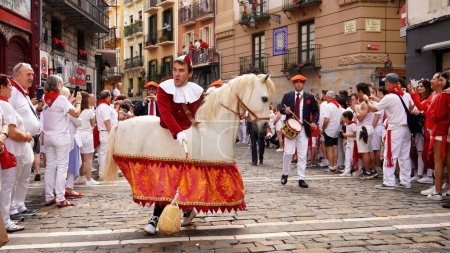 Foto de Zaldikogolpear a la gente a la salida de Gigantes.Fiestas San Fermín Pamplona. NavarreJulio 7, 2023 - Imagen libre de derechos