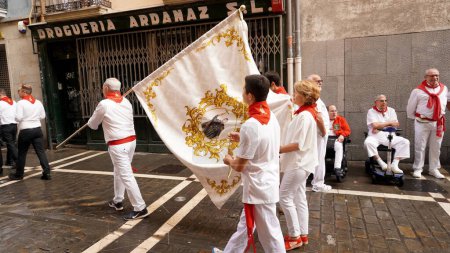 Téléchargez les photos : Procession de San Fermin.Les gens portent des drapeaux avec des images des saints de Pampelune Navarre. Espagne7 juillet 2023 - en image libre de droit