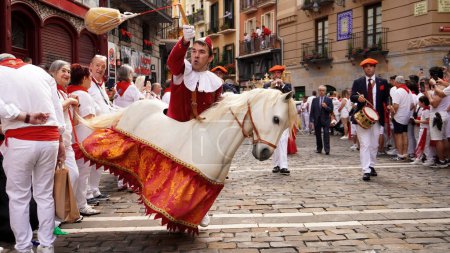 Foto de Zaldikogolpear a la gente a la salida de Gigantes.Fiestas San Fermín Pamplona. NavarreJulio 7, 2023 - Imagen libre de derechos
