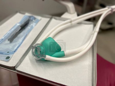 Téléchargez les photos : Masque de sédation conscient avec oxyde nitreux pour les enfants. clinique dentaire - en image libre de droit