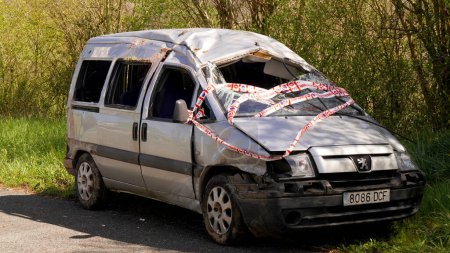 Téléchargez les photos : Voiture après un accident, debout sur le bord de la route : N121B. 1er avril 2024. direction : Village d'Urdax - en image libre de droit